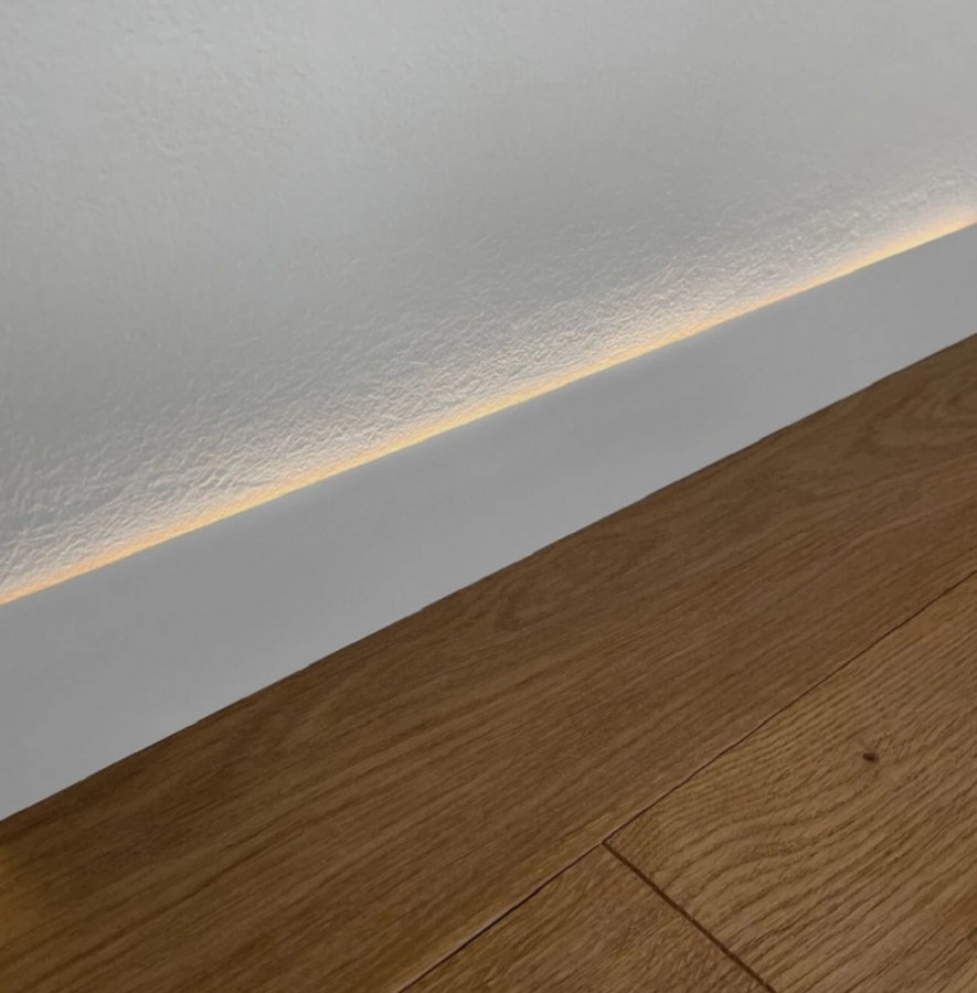 Микроплинтус алюминиевый с подсветкой анодированный серебро с пружинами