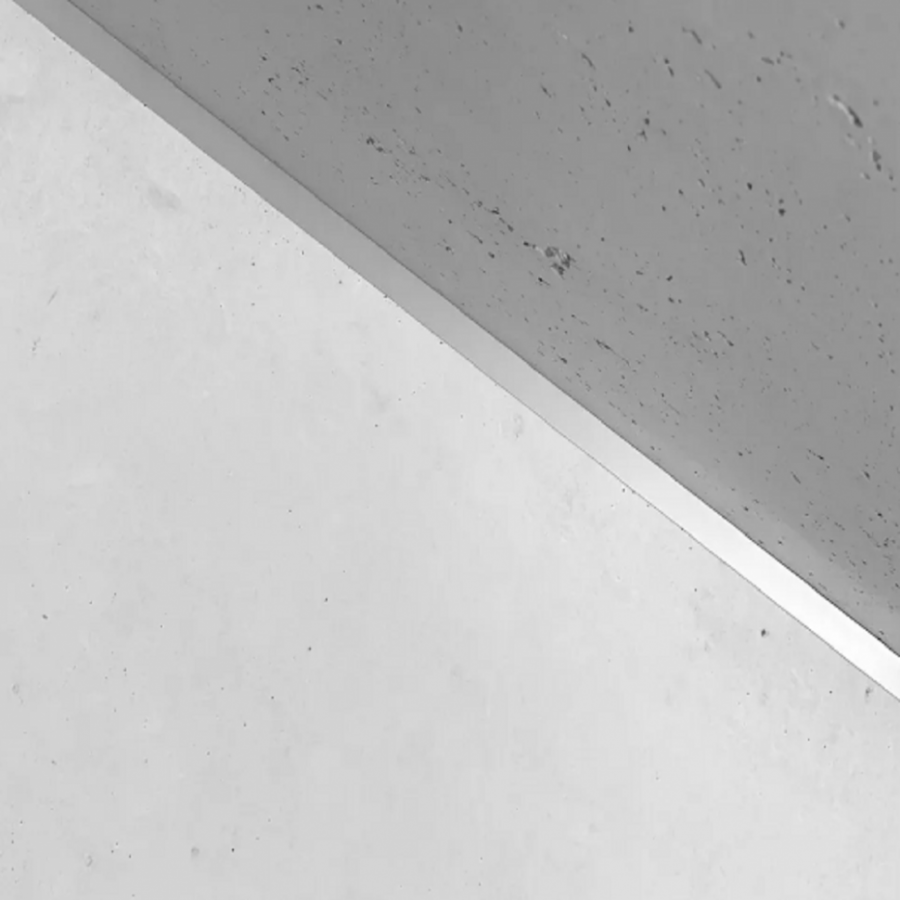 Микроплинтус алюминиевый серебристый с пружинами Микроплинтус алюминиевый серебристый с пружинами